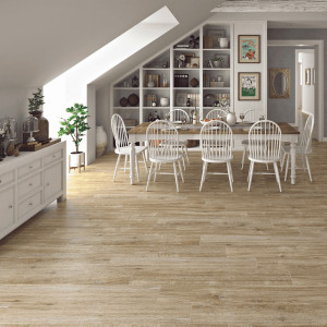 Matná gresová dlažba Belfort Roble 23,3x120 s dekorom prírodného dubového dreva v kuchyni