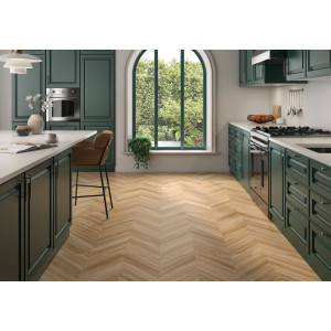 Prírodná gresová dlažba Gironde Chevron Natural 60x120 s matným povrchom a vzorom rybej kosti (chevron) umiestnená v kuchyni