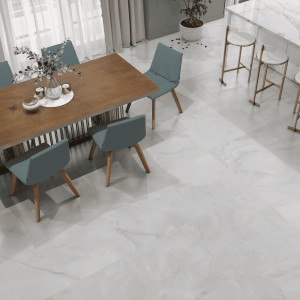 Biela lesklá gresová dlažba Potomac Blanco 60x60 s jemnou mramorovou kresbou umiestnená v jedálni
