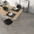 Sivá gresová dlažba LAVI Gris 60x60 s lesklým povrchom v dekore mramoru umiestnená v pracovni v interiéri