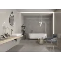 Sivá gresová dlažba LAVI Gris 60x60 s lesklým povrchom v dekore mramoru umiestnená v kúpeľni
