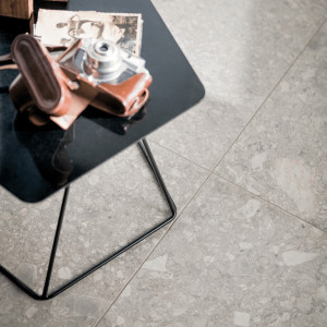 svetlá protišmyková terrazzo dlažba NORR VIT ST 60x60 s povrchom R11 v dekore kameňa