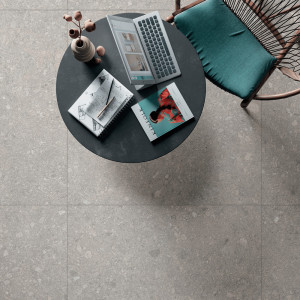 svetlá protišmyková terrazzo dlažba NORR VIT ST 60x60 s povrchom R11 v dekore kameňa