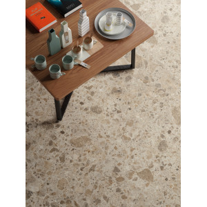 terrazzo gresová dlažba NORR OKEN 120x120 s matným povrchom v teplom prírodnom dekore od MIRAGE na podlahe