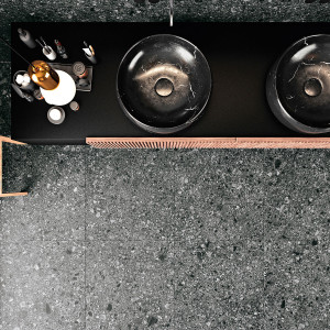 tmavá exteriérová 2 cm gresová dlažba CEPPO DI GRÉ ANTHRACITE 90x90 s matným terrazzo povrchom