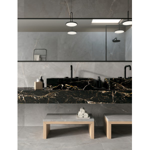 Leštená sivá gresová dlažba JEWELS RAYMI JW 16 60×60 od MIRAGE s bielym žilkovaním v kúpeľni