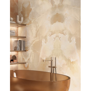 Krémová dlažba ONYCE CHAMPAGNE 60x120 s lesklým perleťovým finišom na stene