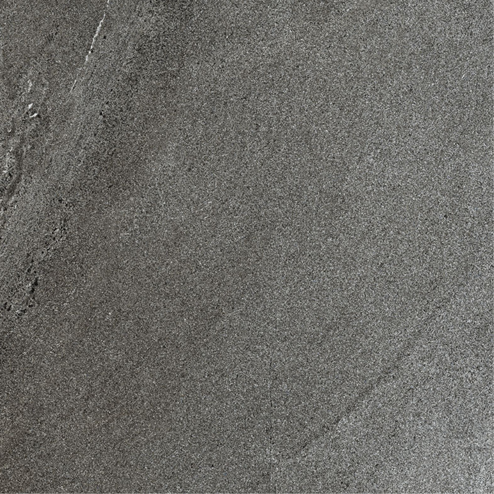 Tmavosivá dlažba s R11 povrchom – Tuscania Limestone Coal, vhodná na terasy.