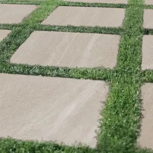 Béžová dlažba s R11 povrchom – Tuscania Limestone Beige pre terasy a záhrady.