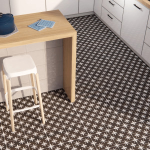 Star Black 45×45 – čierno-biela retro dlažba s hviezdicovým vzorom.