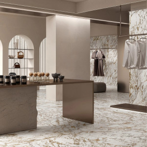 Porcelánová dlažba Arabescato Joy 120x280 – matný mramorový dekor v odtieni bielej so zlatými žilami.