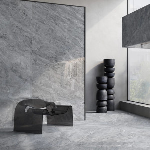 Detail matnej mramorovej dlažby Bardiglio od Villeroy & Boch v odtieni jemnej sivej s rozmerom 120x120.