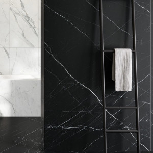 Lesklá dlažba Nero Marquina od Villeroy & Boch – luxusný čierny mramor.