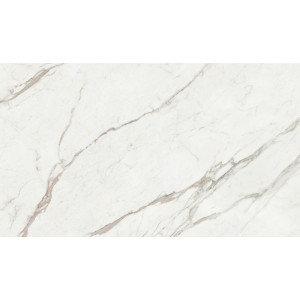 Lesklá dlažba Statuario 120x280 od Villeroy & Boch s ikonickým žilkovaním.