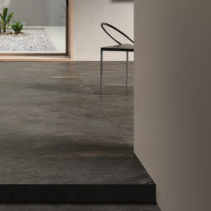 Antracitová dlažba Villeroy & Boch MONTAGNE ANTHRACITE s kremencovým vzhľadom.