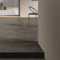 Antracitová dlažba Villeroy & Boch MONTAGNE ANTHRACITE s kremencovým vzhľadom.