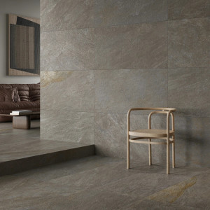 Grafitová dlažba Villeroy & Boch MONTAGNE GRAPHITE s kremencovým vzhľadom.