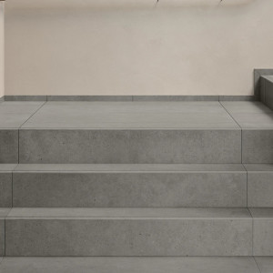 Dlažba SOLID TONES PURE CONCRETE v sivej farbe.