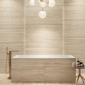 Travertínová dlažba Tuscan Traces Beige – kombinácia hladkého povrchu a dekoru.