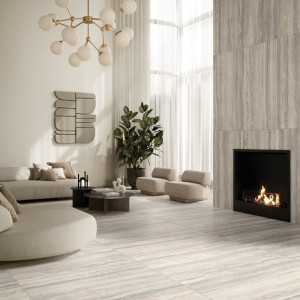Dlažba Tuscan Traces Grey 60×60 v imitácii travertínu s jemnou sivou kresbou.