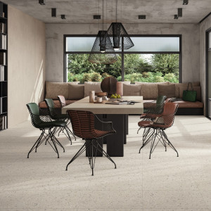 Svetlá terrazzo dlažba Reconcrete Terrazzo Rice vo formáte 120 × 120 cm
