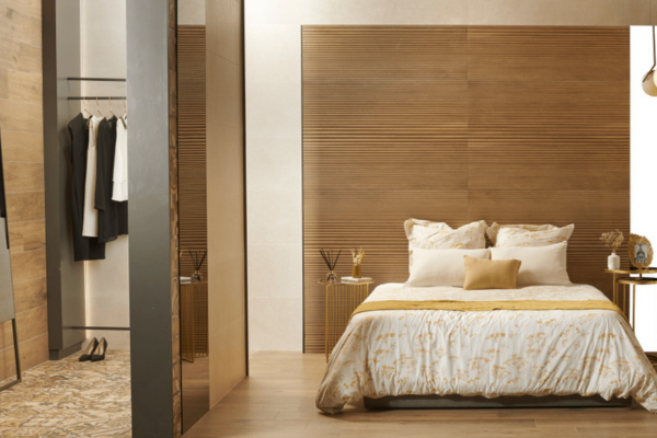 Hnedý obklad do spálne